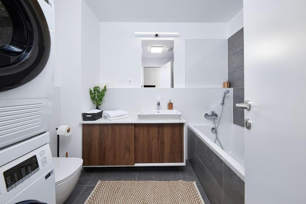 5Min2Centre, View & Free Parking Apartment Братислава Екстериор снимка